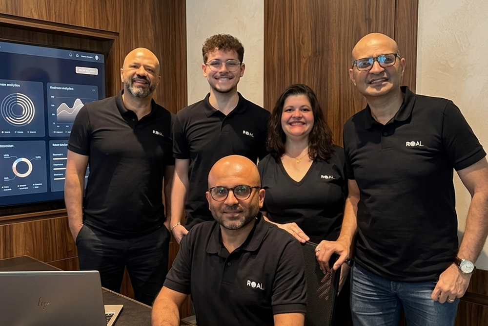 Equipe da ROAL Consultoria planejando gestão estratégica de restaurante